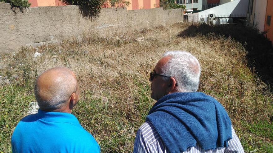 Integrantes de la AV Sombrita esperan que el solar albergue un parque infantil.