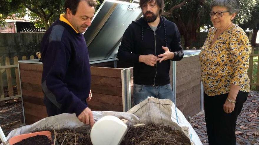 La concejala Coral González, en el compostero situado en el Parque do Espiñeiro. // FdV