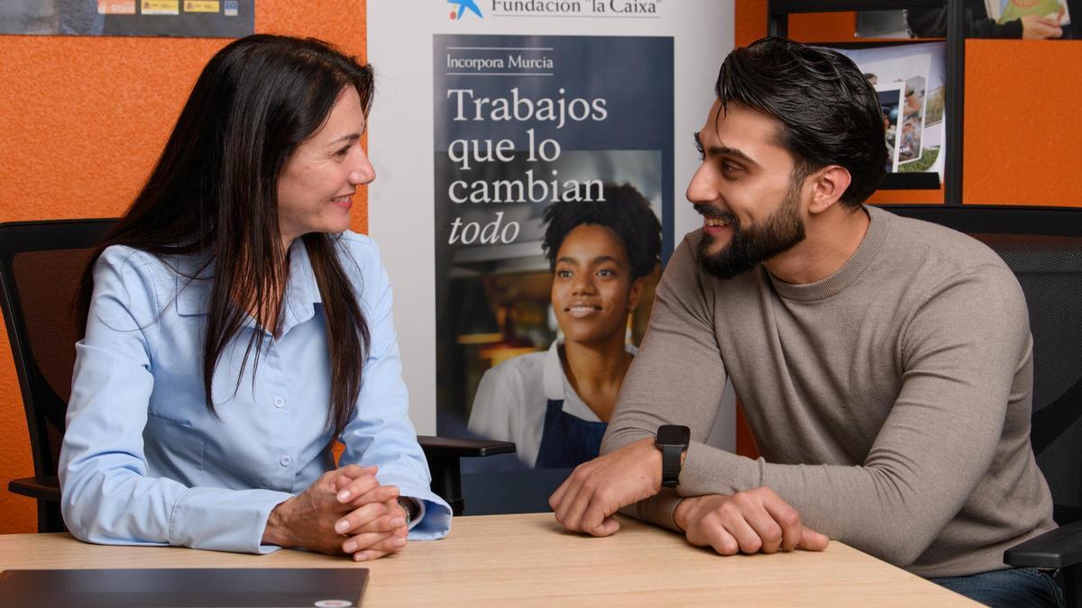 Ana y Rufo en la Fundación Secretariado Gitano, entidad que colabora con el programa Incorpora de la Fundación La Caixa.