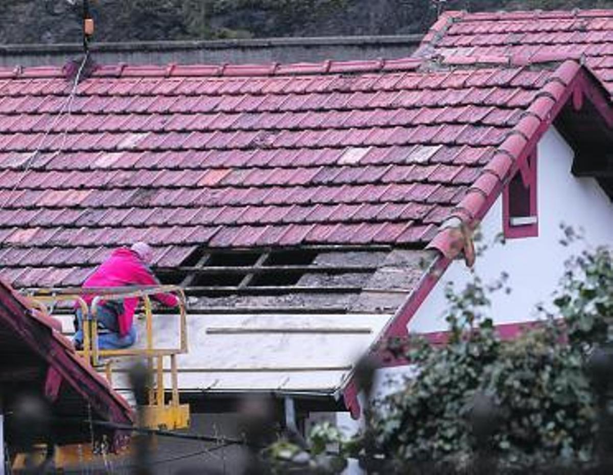 Hallan en un tejado de Bustiello dos granadas de la Guerra Civil