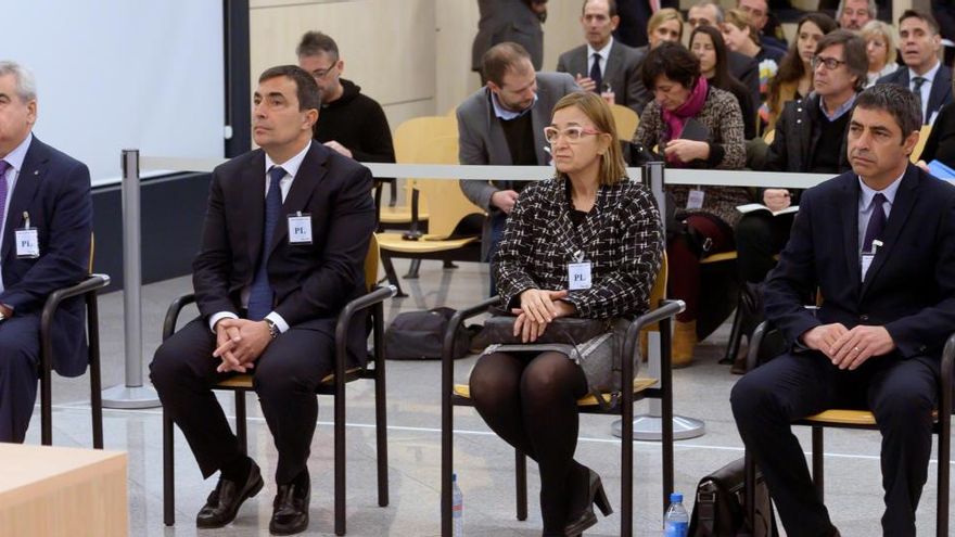 El major dels Mossos Josep Lluís Trapero, la intendent Teresa Laplana, l&#039;exdirector Pere Soler, i l&#039;ex-secretari general d&#039;Interior César Puig durant l&#039;inici del judici