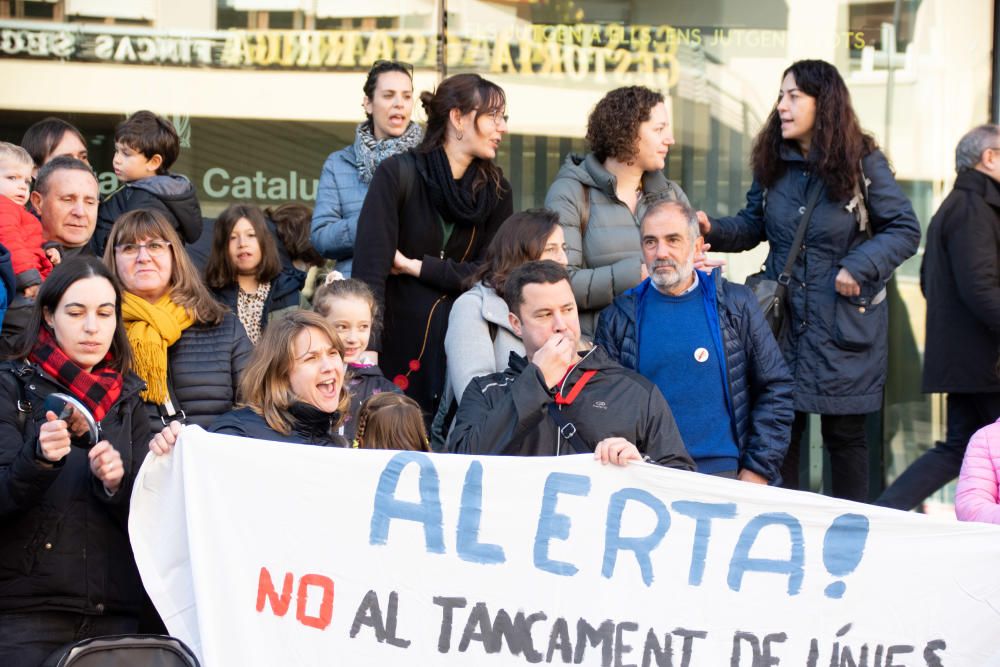 Protesta contra el tancament de la línia de P-3 del Marta Mata