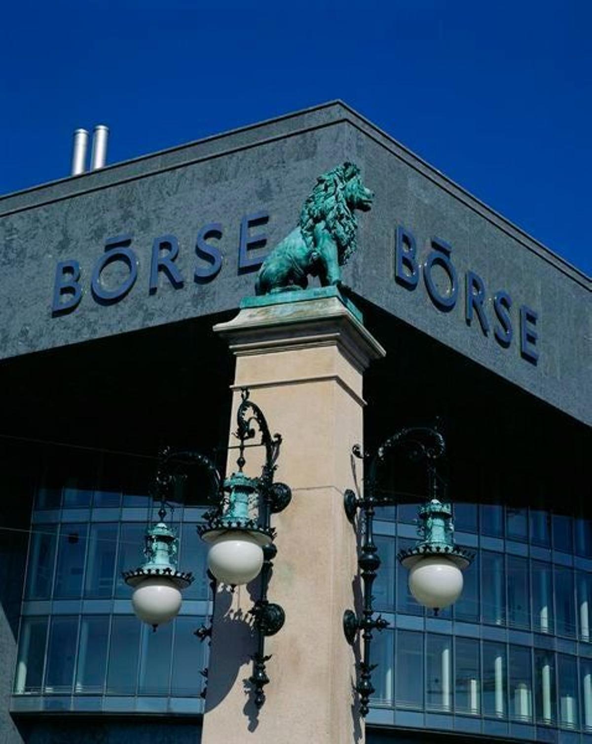 Escultura en el exterior de la Bolsa de Valores de Zurich