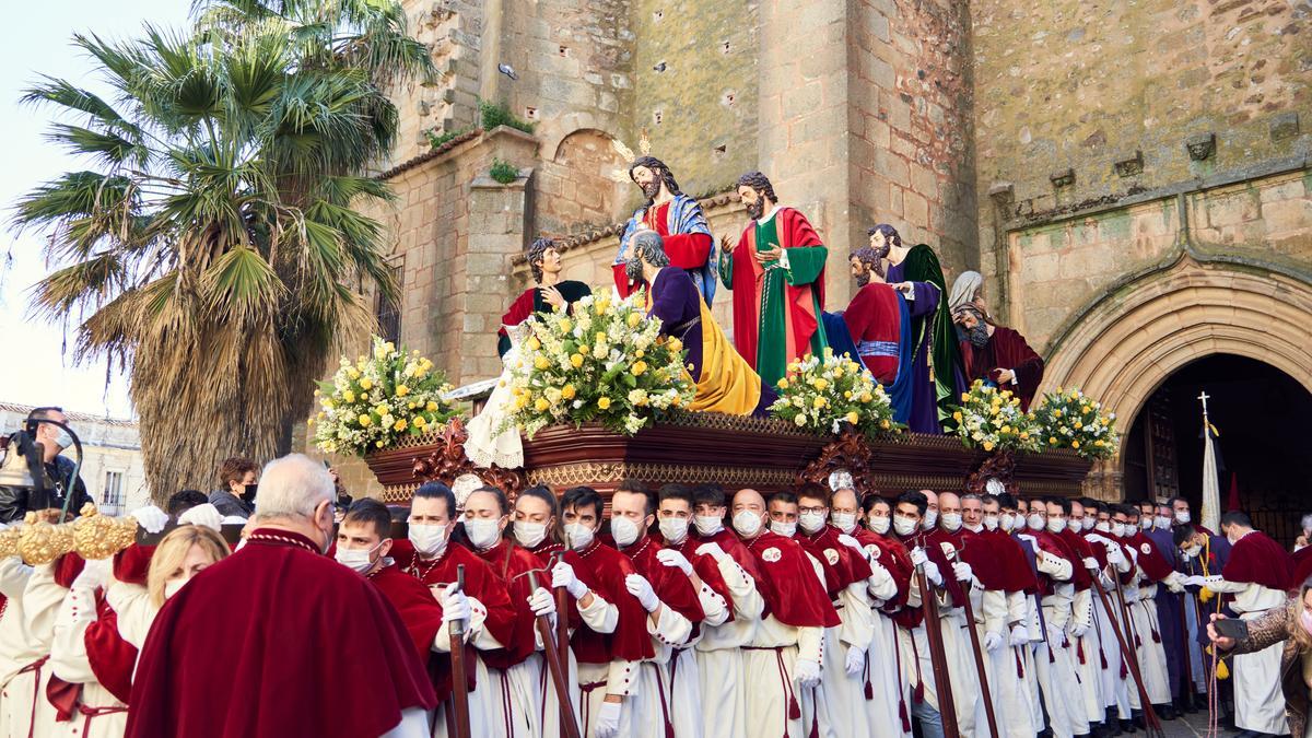Salida de Santiago de la imagen de la Sagrada Cena portada por hermanos de la propia cofradía y hermanos del Nazareno, en una estampa insólita.
