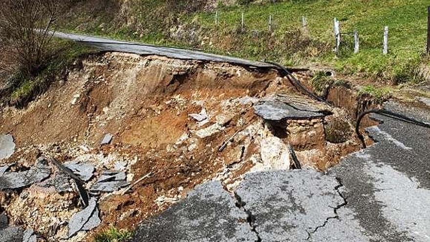 El argayo de la carretera que conecta La Magdalena y Cocañín.