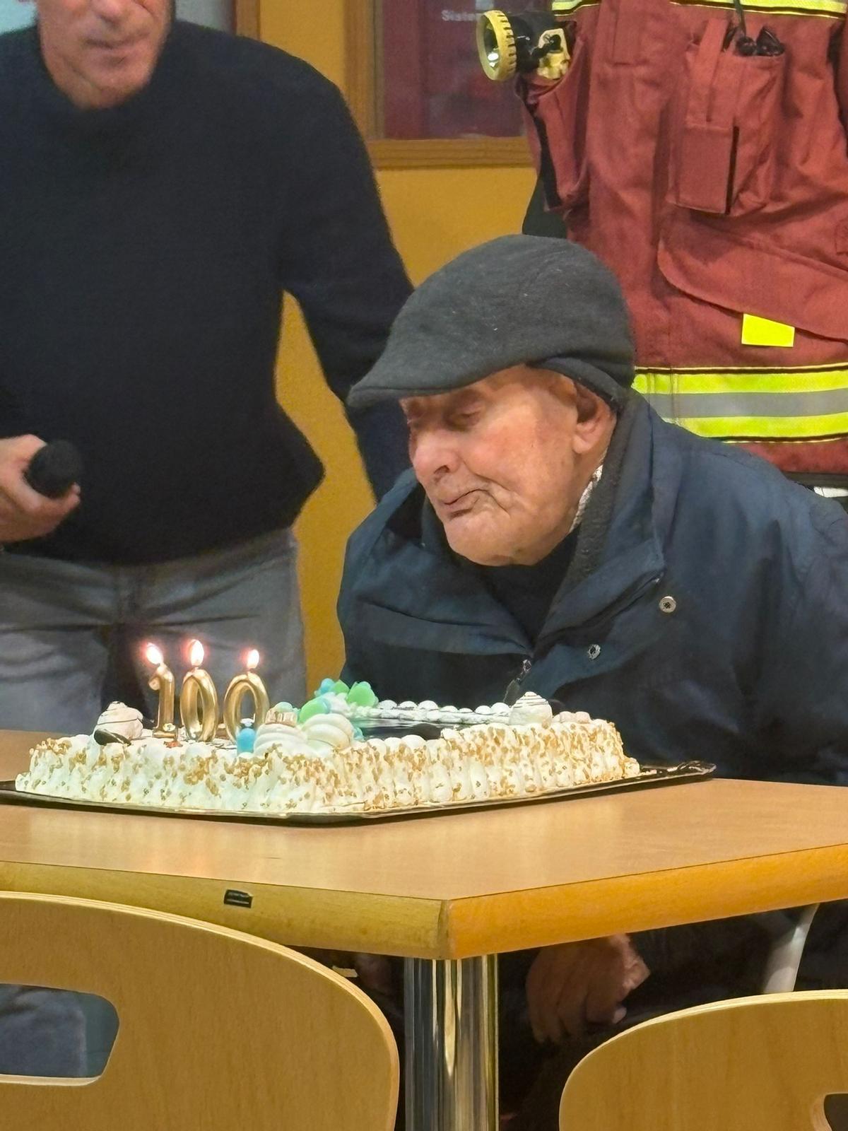 Los Bomberos de Badajoz homenajean a su compañero, Manuel Rosado, en su 100 cumpleaños
