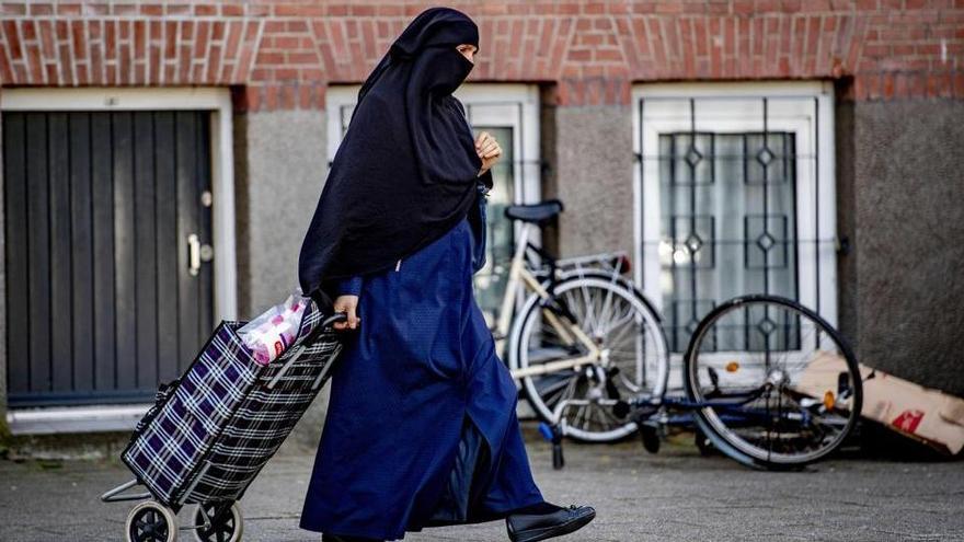Una dona amb nikab en un carrer holandès