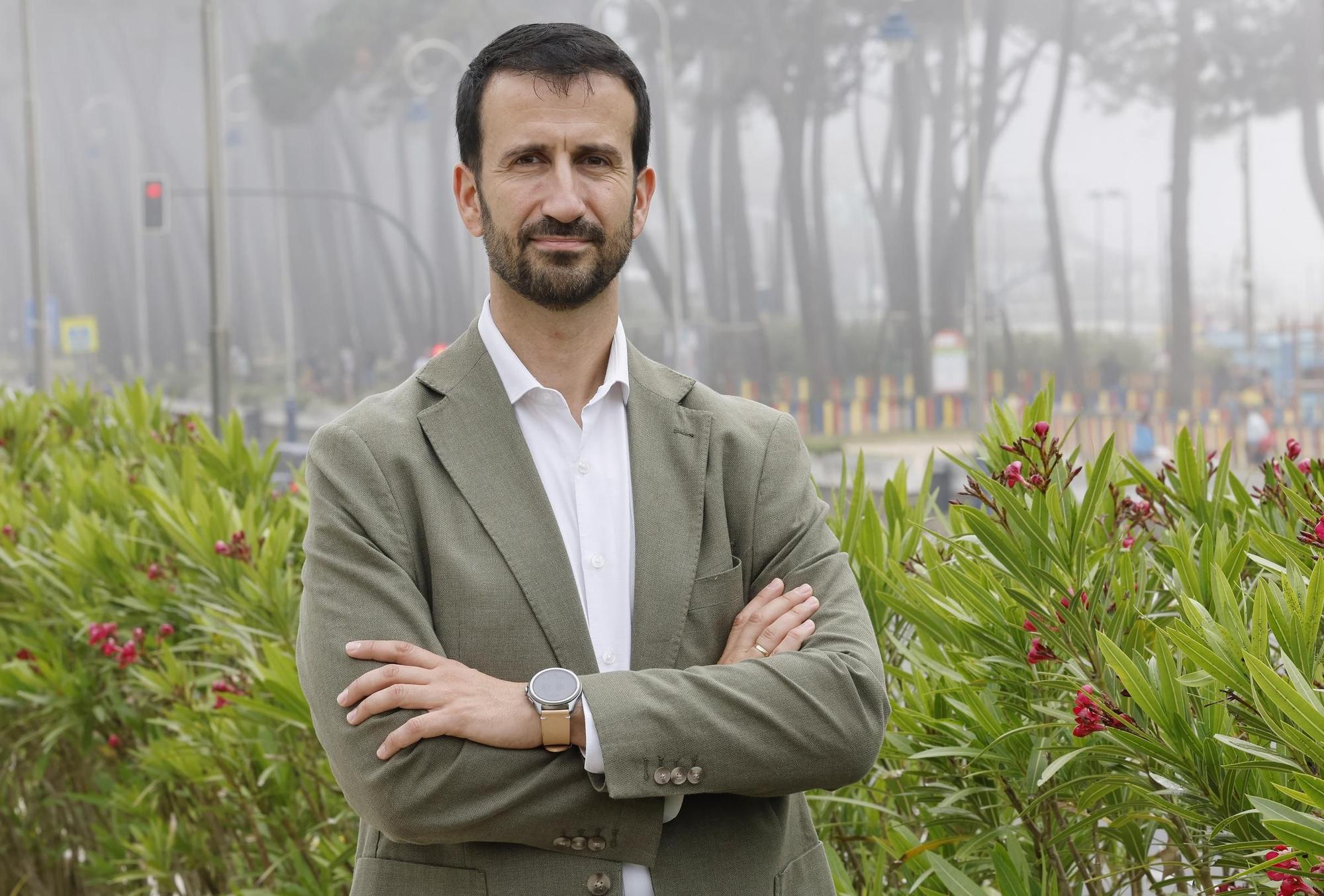 El médico militar Javier Membrillo, presidente de la SEIMC, envuelto en la niebla costera del pasado viernes en Vigo