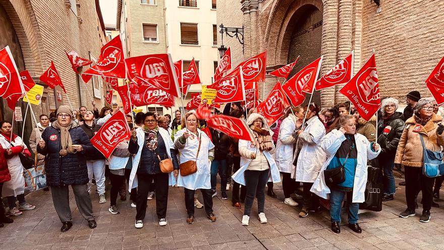 Las trabajadoras del servicio a domicilio de Zaragoza se manifiestan y piden &quot;igualdad de condiciones laborales&quot;