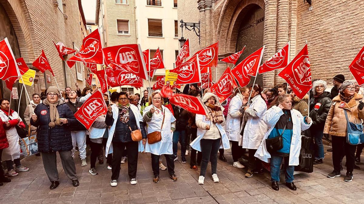 Las trabajadoras del servicio de ayuda a domicilio se han manifestado este martes en Zaragoza.