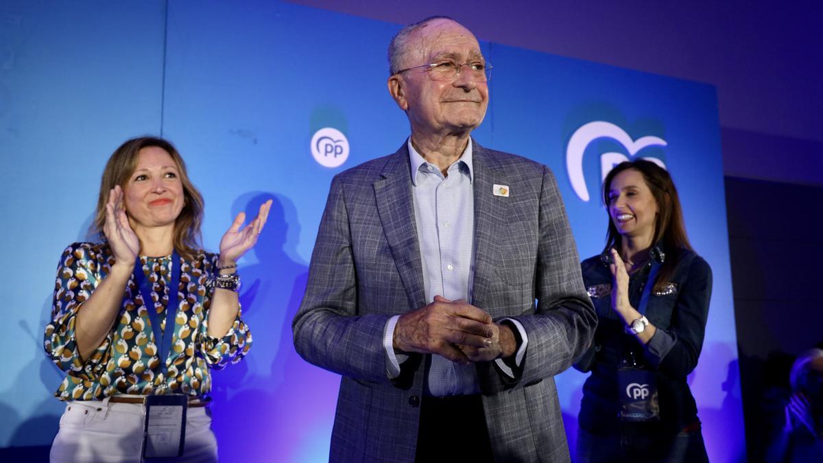 Paco de la Torre celebra su victoria en el hotel NH, donde se ha reunido la dirección provincial para seguir los resultados electorales