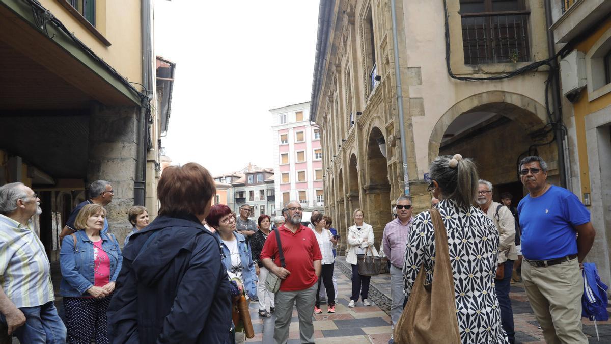UNA VISITA GUIADA EN LA ENTRADA DE LA CALLE RIVERO.