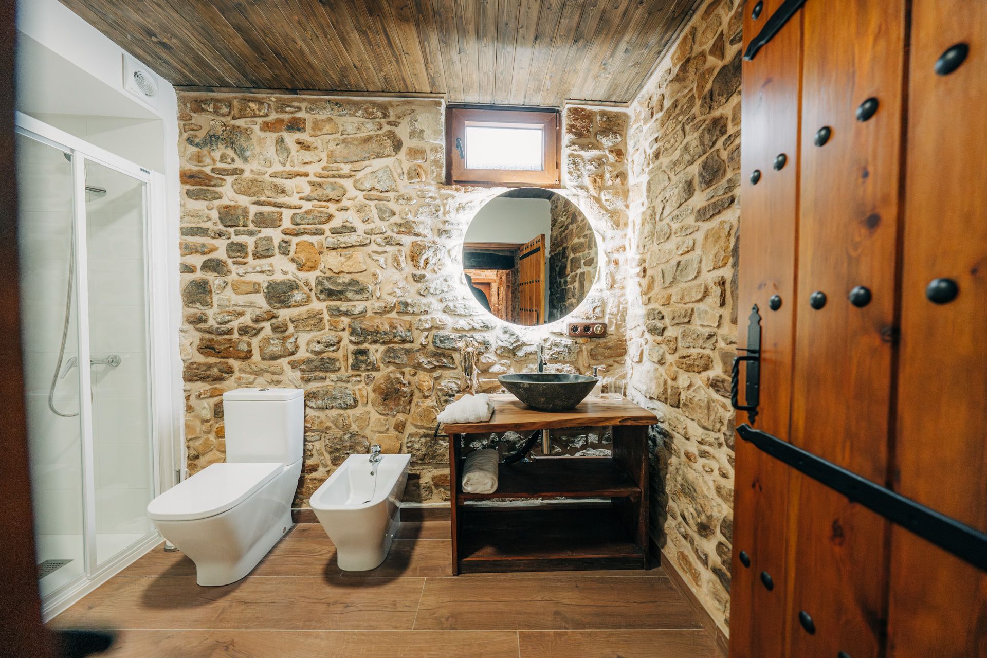 Así es por dentro Vinyes Bodega, una torre de vigilancia de la Edad Media reconvertida en casa rural