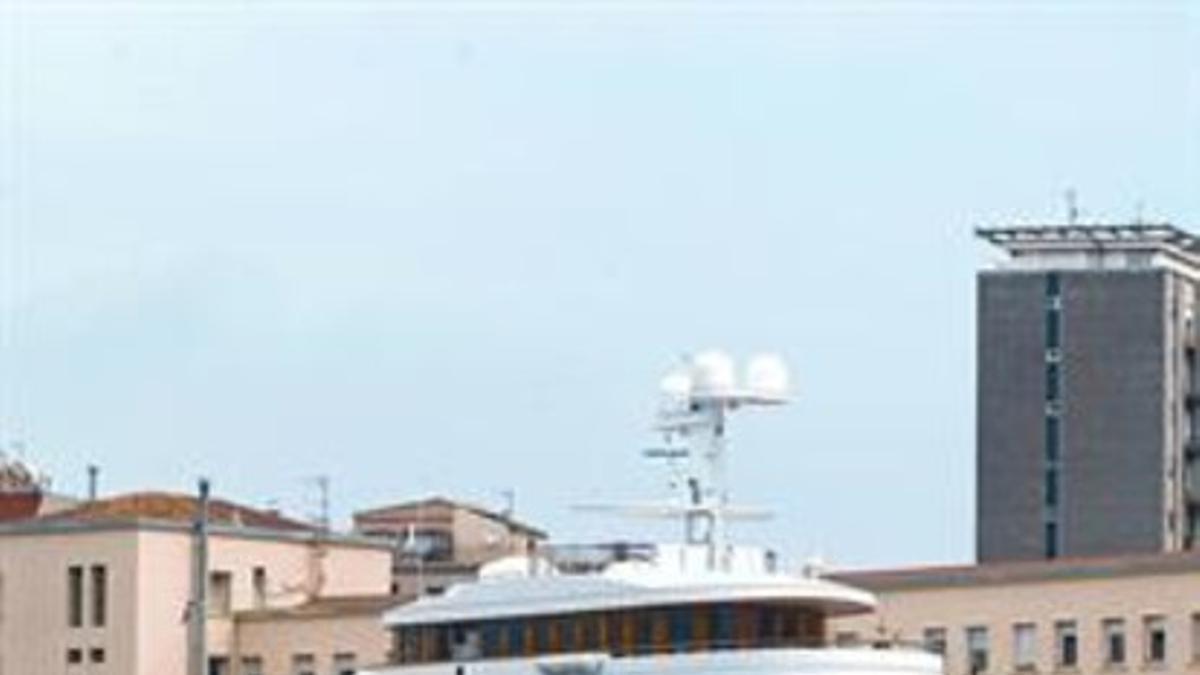 Uno de los grandes yates que se reparan en los talleres de Marina Barcelona 92, en el Port Vell, ayer.