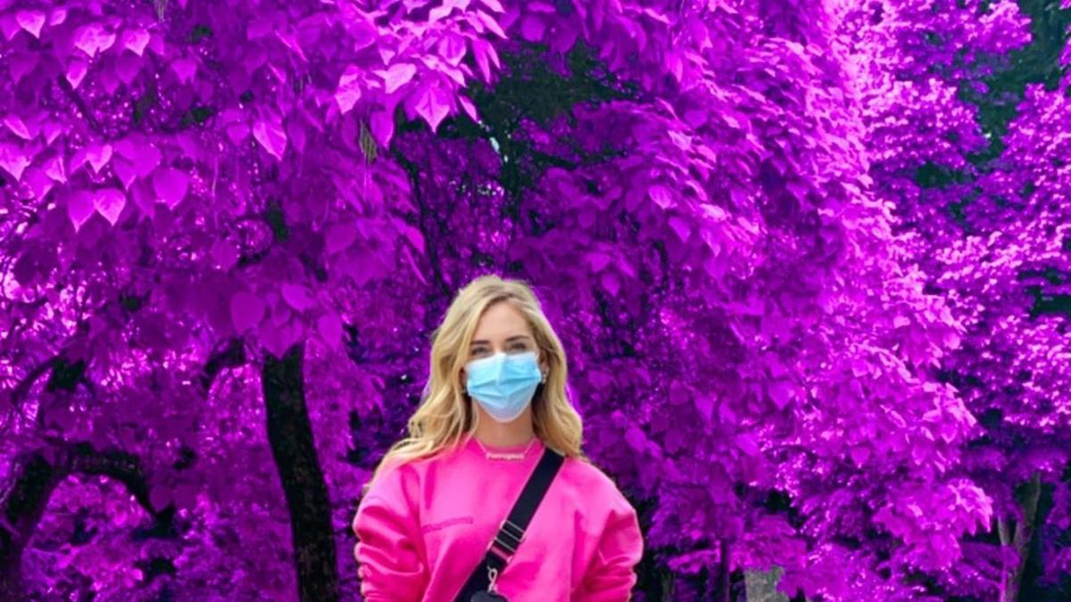 Chiara Ferragni con look en rosa y sandalias tipo ugly