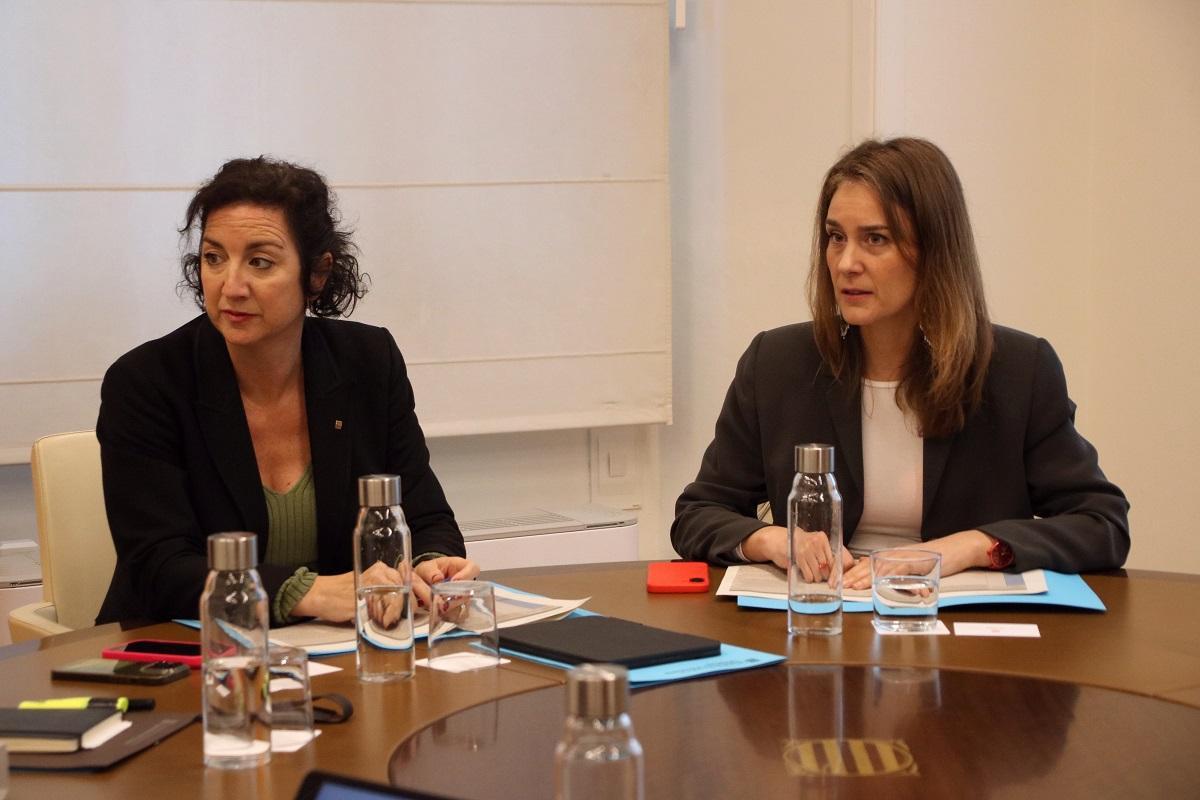 La consellera d'Economia, Alícia Romero, con la líder de los Comuns en el Parlament, Jéssica Albiach