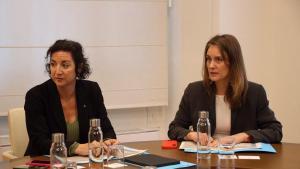 La consellera dEconomia, Alícia Romero, con la líder de los Comuns en el Parlament, Jéssica Albiach