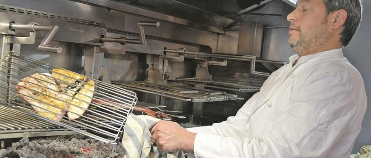 Abel Álvarez en su asador de  Playa de Vega (Ribadesella)