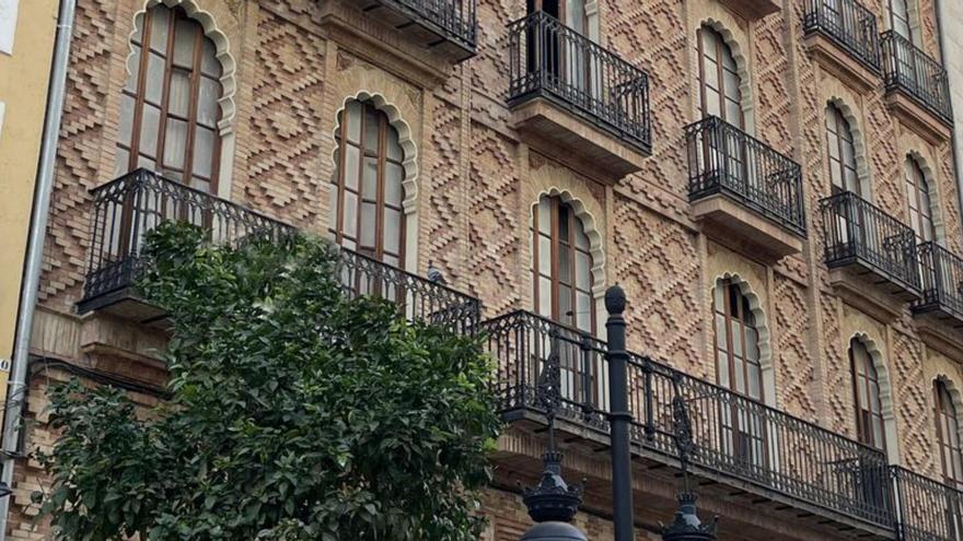 1- Casa Cruz del paseo Russafa 24, proyectada en 1859 por el maestro de obras Vicente Alcayne. 2-Antigua Casa del Barón de Alcalalí de la calle Ruiz de Lihory 7, originaria de 1856, obra del arquitecto Vicente Martí. 3- Edificio de la calle Lepanto, en 2009, antes del derribo de sus interiores el pasado año. Fotos de Tomás Roselló