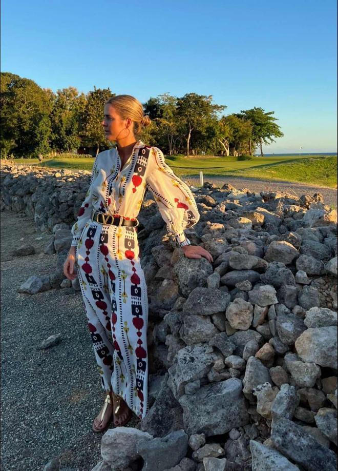 Amelia Bono con una camisa y pantalón de Michonet