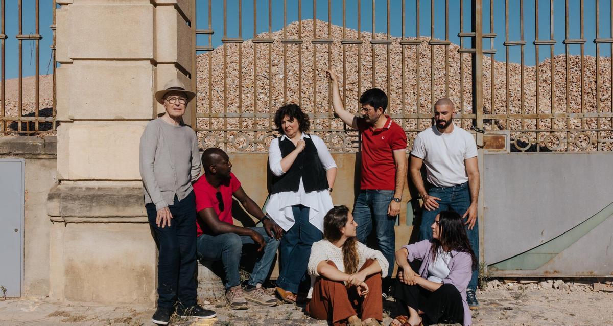 El elenco del montaje está formado por profesionales de la educación y un actor.