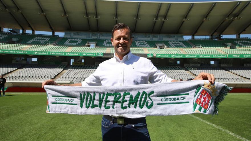 Manuel Mosquera posa con la bufanda del Córdoba tras su presentación oficial. |  // MANUEL MURILLO