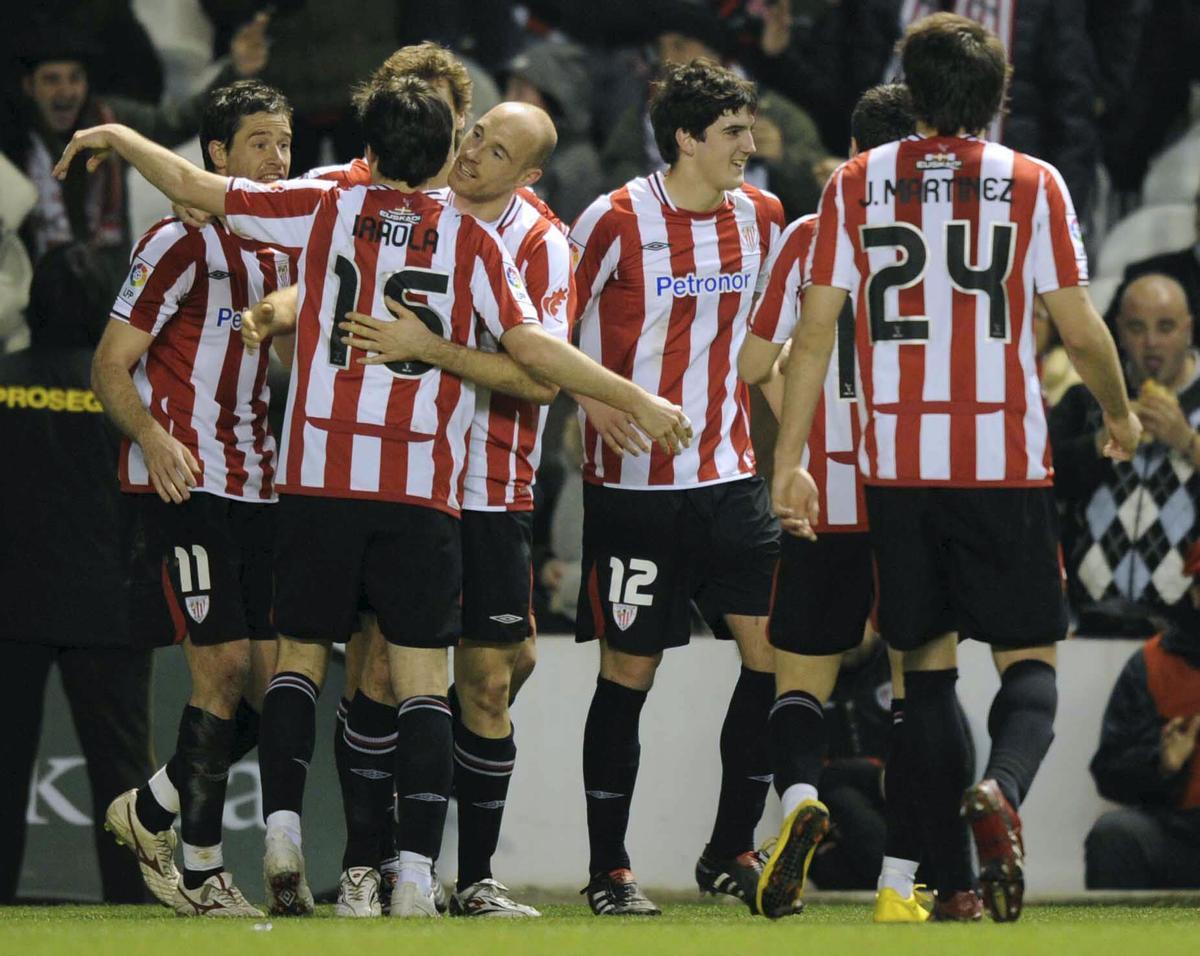 Los jugadores del Athletic, celebrando uno de los goles de Gaizka Toquero (3i) en el partido que enfrentó al Real Valladolid en el estadio de San Mamés en la 2009/2010, el del célebre grito de 'Ari, ari, Toquero Lehendakari'.