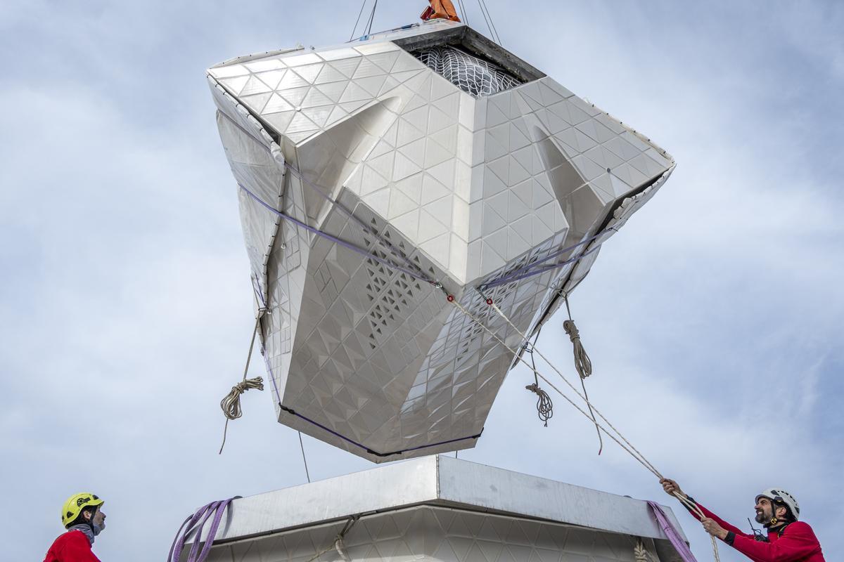 Instalados los cuatro brazos horizontales de la cruz de la torre de Jesucristo