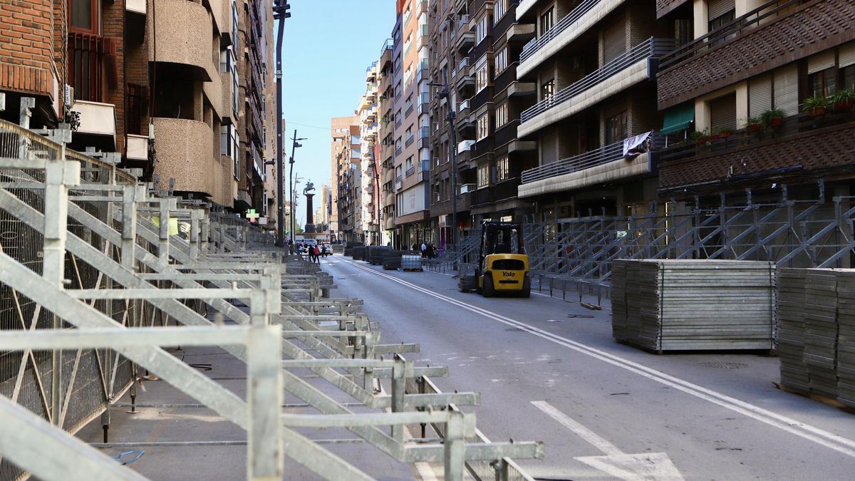 Montaje de tribunas para la Semana Santa de Lorca.