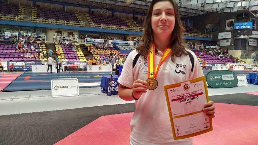 Tania Castiñeira con su medalla acreditativa de campeona de España. // FDV