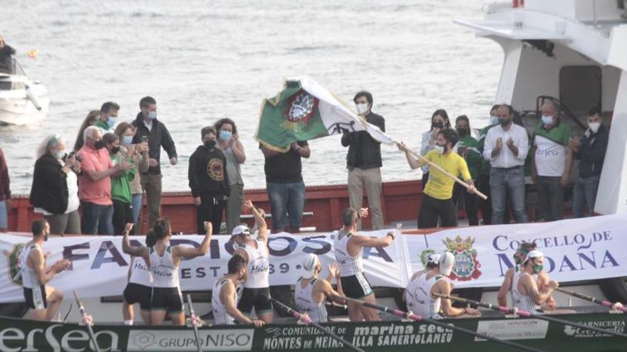 Los remeros de Samertolaméu celebran su victoria en Moaña que les da el título de campeones gallegos. // SANTOS ALVAREZ