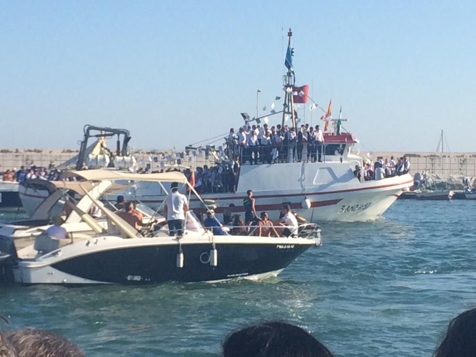 En Marbella, la Virgen del Carmen era embarcada en el puerto deportivo de La Bajadilla acompañada por multitud de barcas