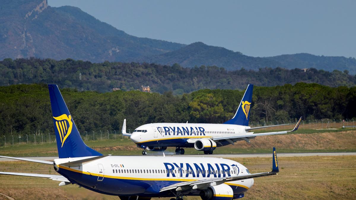 Dos aviones de la compañía aérea Ryanair en el aeropuerto de Girona
