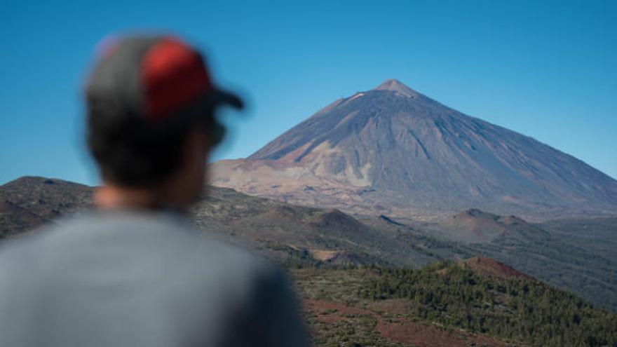 Un hombre contempla el Teide en una mañana soleada desde el Parque Nacional.