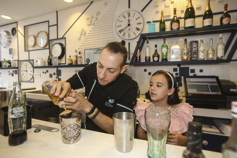 "Hogueras mirando al mar", de Félix Redondo, y "Almorsaret Alicantí", de Estefanía Díaz, han sido elegidos como el mejor plato y tapa de estas Hogueras por el jurado del concurso gastronómico festero