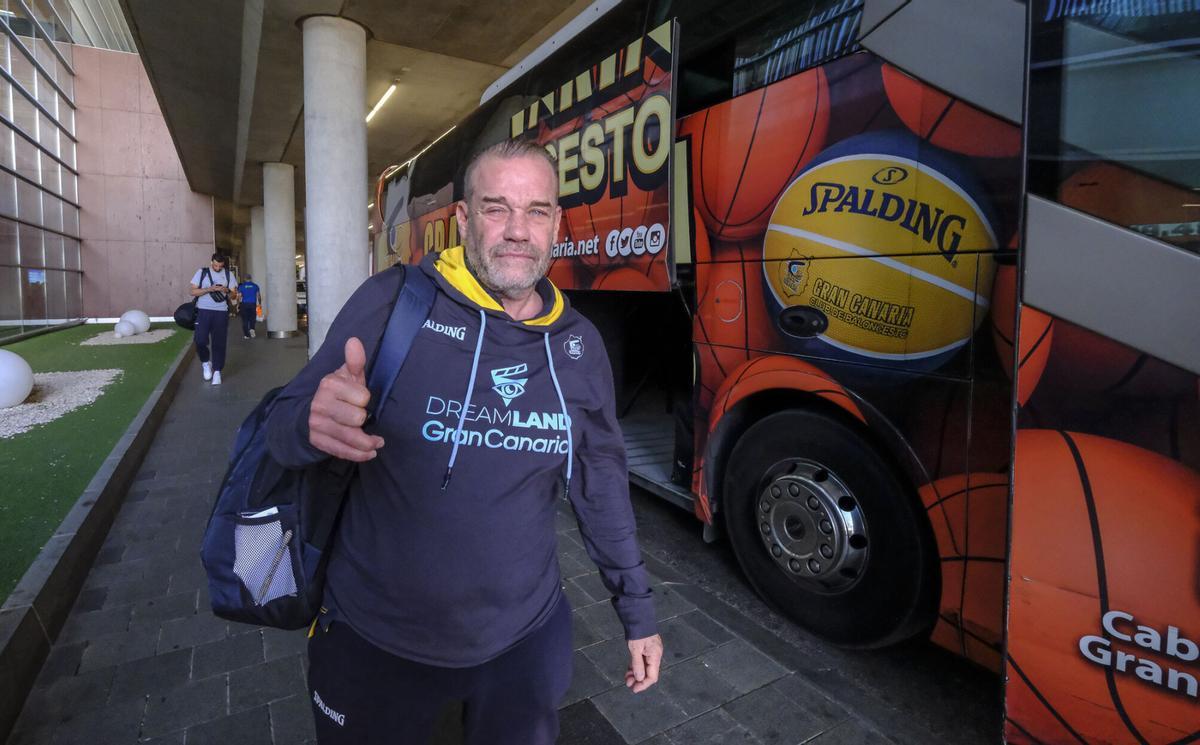 La llegada de los jugadores del CB Gran Canaria tras su descenso