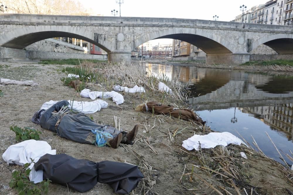 Girona Acull recorda els morts de Ceuta amb una performance a l'Onyar