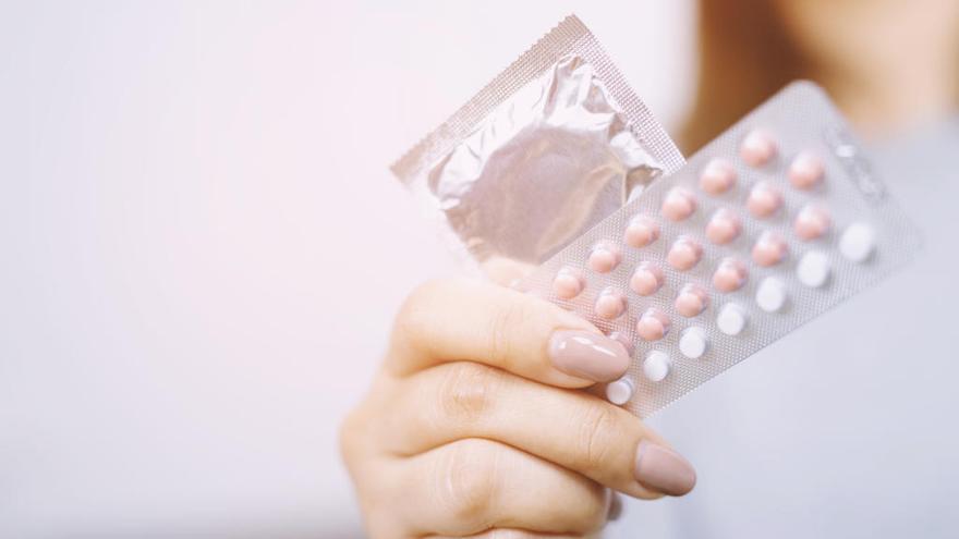 Dos tipos de anticonceptivos, uno para hombre y otro para mujer.