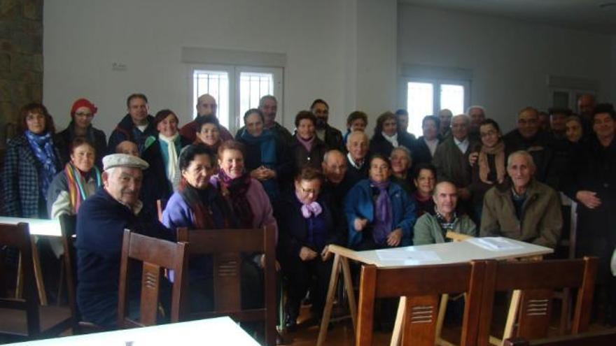 Personas asistentes a un encuentro celebrado en Figueruela de Arriba.