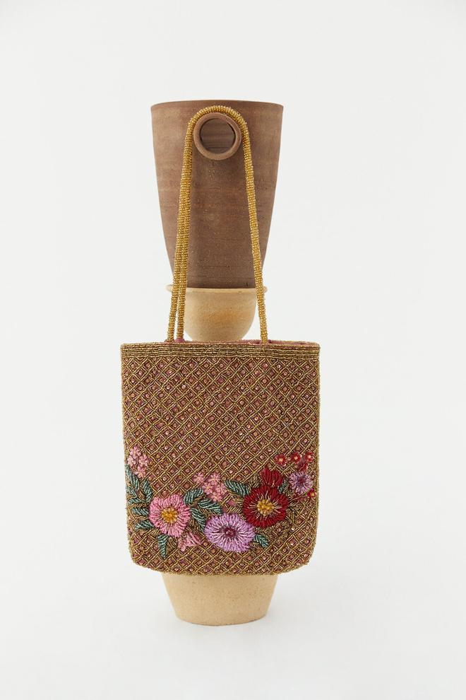 Bolso bordado de flores, de Hoss Intropia (99 euros)