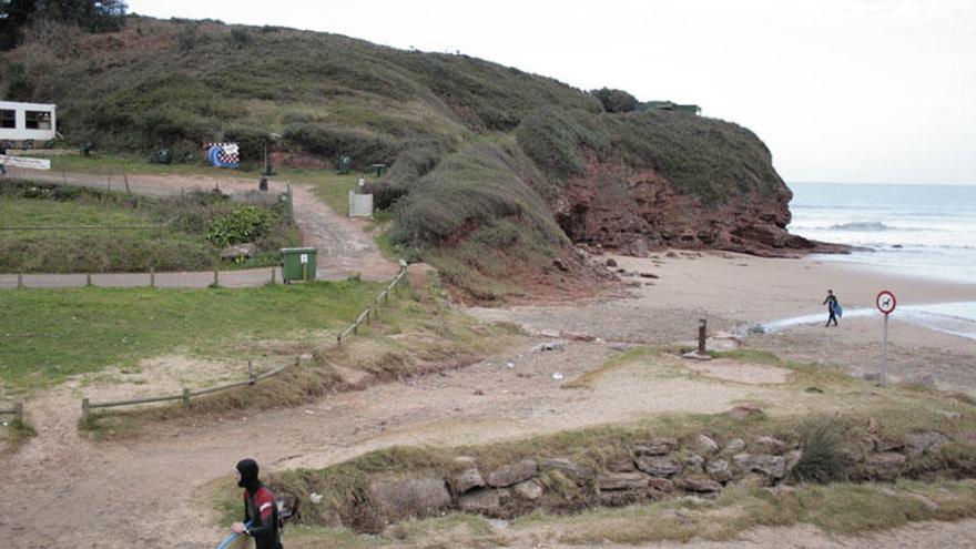 Hallan el cadáver de un empleado de Asturiana de Zinc natural de Bañugues en la playa de Xivares