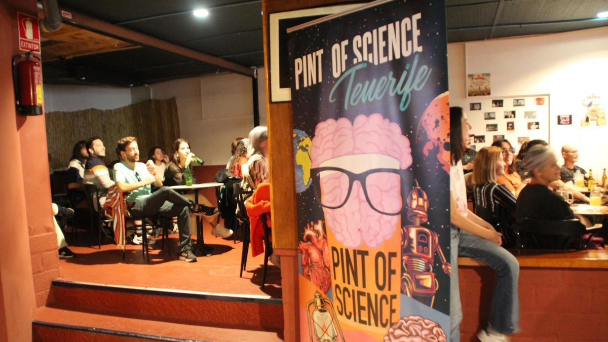 Un momento del Pint of Science en el pub Sócrates, en La Laguna, celebrado el año pasado