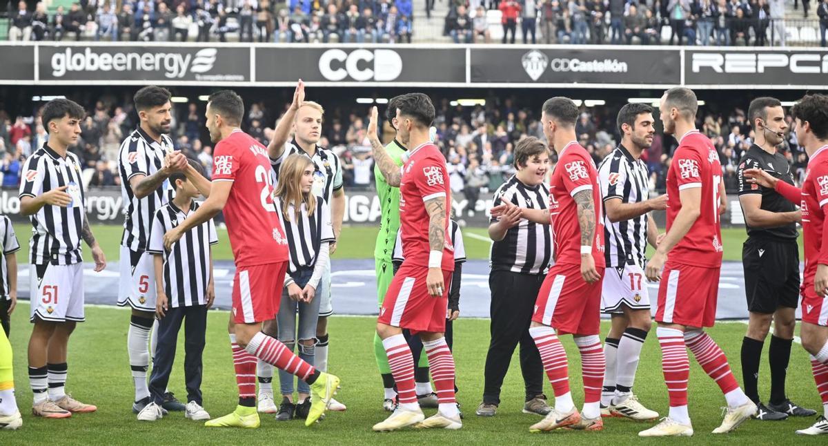 Los jugadores del FC Cartagena saludan a los del Castellón antes del encuentro disputado en Castalia. | KMY ROS/MEDITERRÁNEO