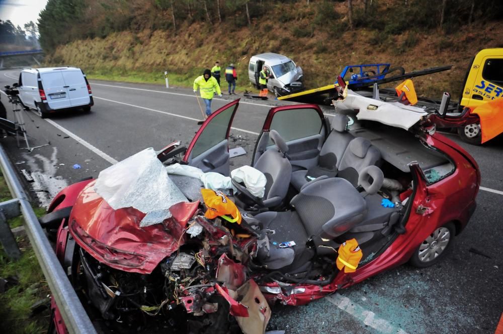 Muere una mujer y tres hombres resultan heridos en una colisión frontal en Caldas de Reis