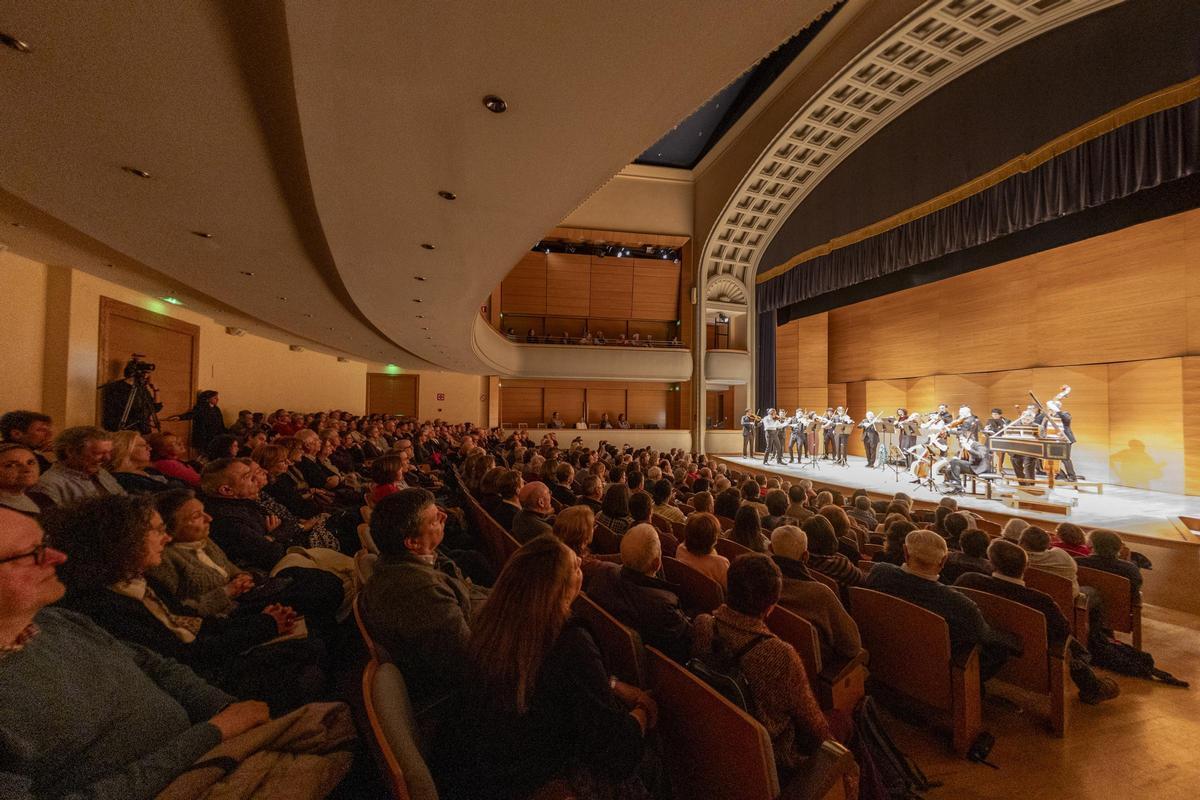 Espacio Turina abarrotado.