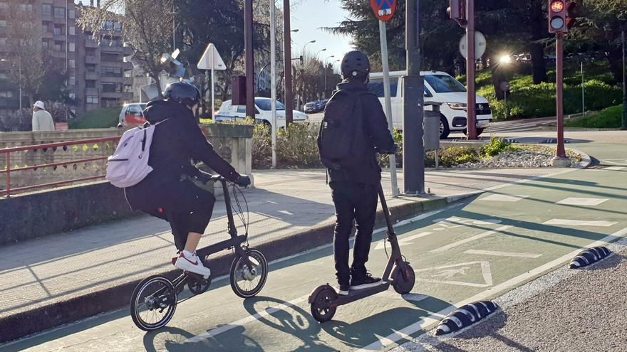 La práctica habitual de los ciclistas que conlleva una multa de 200 euros de la DGT: muchos no lo saben