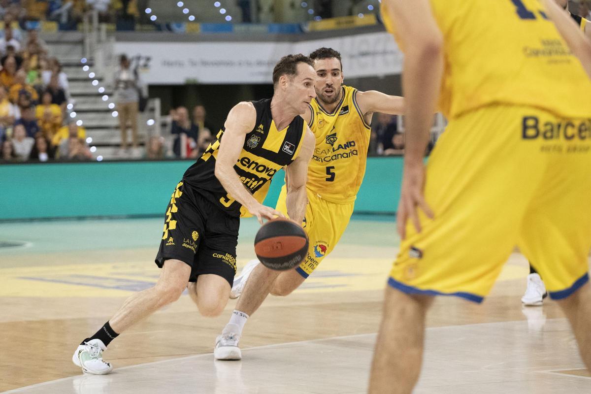 Huertas supera a Bassas en el derbi celebrado en Gran Canaria hace unos meses.