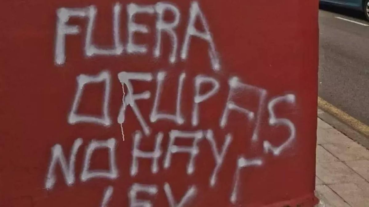 Una de las pintadas realizadas en la calle Arzobispo Elías Yanes.