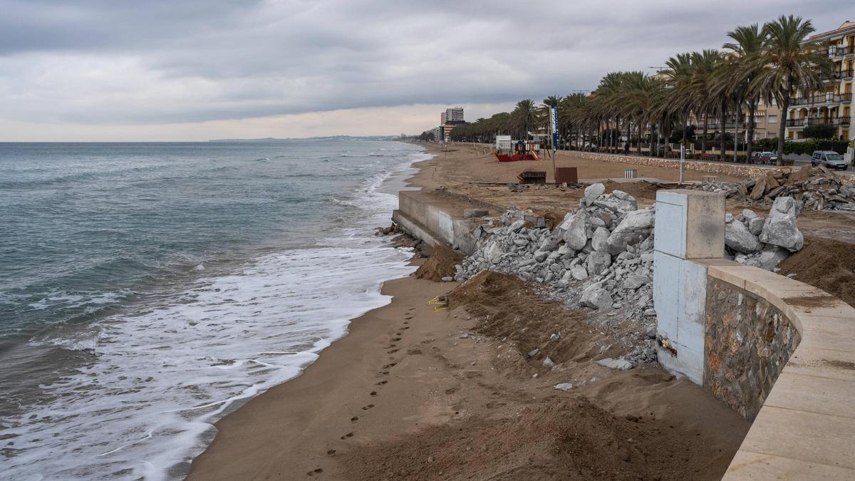 Calafell desmonta parte de su paseo marítimo para devolver espacio tomado a la playa