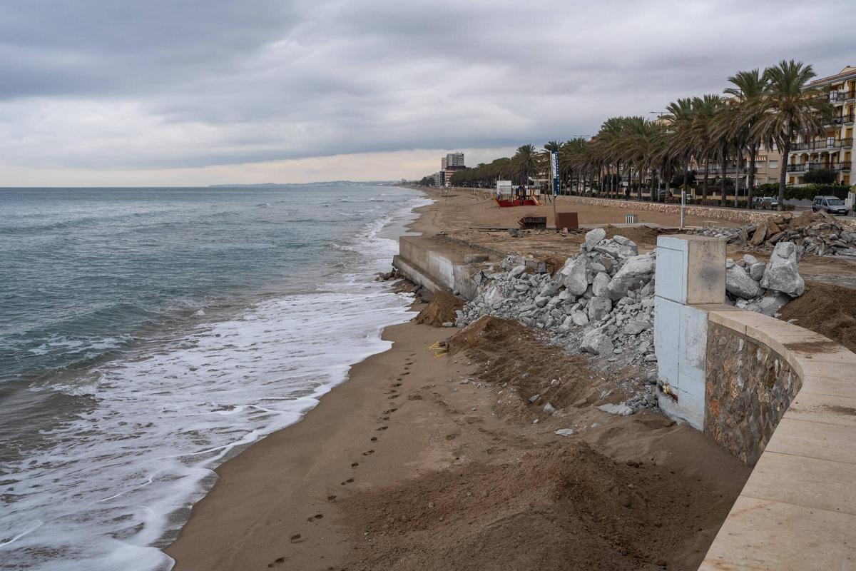 Calafell desmonta parte de su paseo marítimo para devolver espacio tomado a la playa